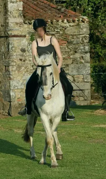 Lara, 27