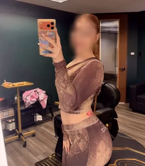 Sandra, 27